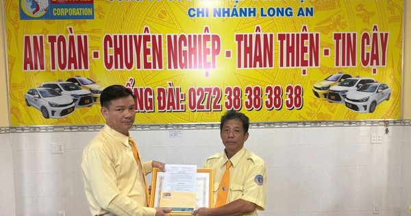 Khách hàng cũ bỗng nhiên chuyển khoản 240 triệu, tài xế taxi lập tức liên hệ ngân hàng và được công ty thưởng 1 triệu