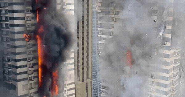 Kinh hoàng khoảnh khắc tòa nhà hạng sang chọc trời ở Dubai cháy như đuốc, hàng nghìn cư dân tháo chạy trong đêm