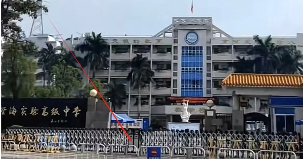 Không bóng cha mẹ chờ trước cổng trường mùa thi đại học: 1 tỉnh khiến cả Trung Quốc sửng sốt vì lý do này