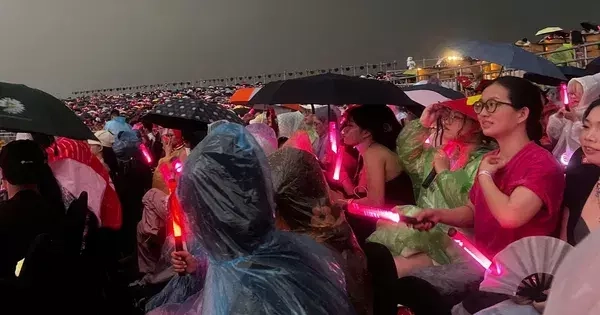 Biển người đổ về Hưng Yên ngày thứ 2, đằm trong mưa giông tầm tã