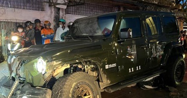 Xe Jeep lao qua dải phân cách tông 3 xe máy ở TP.HCM, hai phụ nữ tử vong