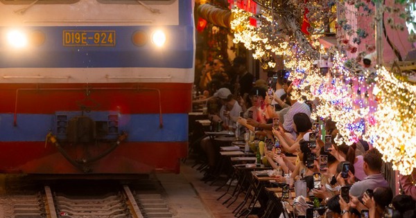 Phía sau vẻ đẹp của cà phê đường tàu ở Hà Nội: Trải nghiệm đầy rủi ro, khó xóa bỏ