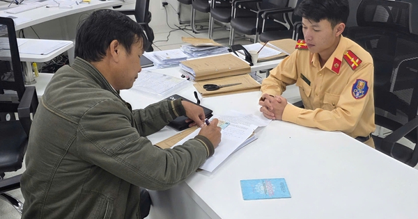 Lý do CSGT Lâm Đồng biểu dương tài xế 2 lần… vượt đèn đỏ