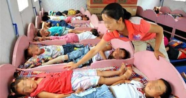Bức ảnh ngủ trưa ở trường mẫu giáo khiến bà mẹ nổi giận đùng đùng, đòi làm ra lẽ: Nghe giải thích mà xấu hổ