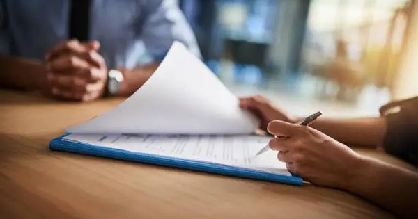 Một công ty bảo hiểm thông báo hoàn lại phí cho khách mua bảo hiểm nhân thọ nhưng chưa được duyệt trước 1/7/2025