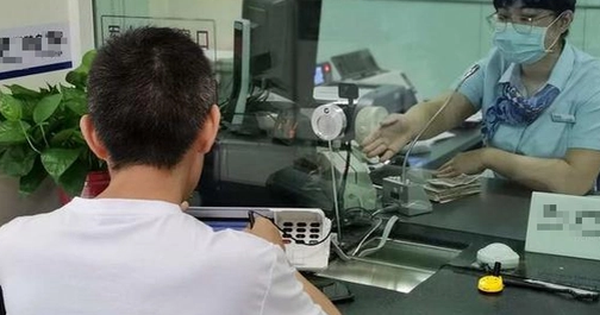 Nhận được 55 triệu đồng chuyển khoản nhầm, người đàn ông đến ngân hàng để hoàn trả thì nhận thông báo: Người này đã qua đời từ tháng trước?