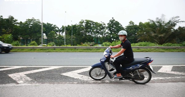 Nhiều tài xế xe máy thách thức 'tử thần', ngang nhiên lao vào cao tốc