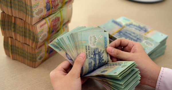 Người dân Việt Nam đang gửi hơn 7,4 triệu tỷ đồng vào ngân hàng, lãi suất thế nào mà tiền gửi cao kỷ lục?