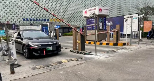 Đỗ xe 5 phút bị thu 18 triệu đồng, người phụ nữ gọi ngay cảnh sát, nhân viên thu phí tuyên bố: "Lỗi của cô chiếm phần lớn"