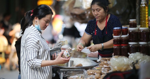 Bộ Công Thương chỉ cách giúp tiểu thương chợ truyền thống bán rau, bán cá… “lên sàn”