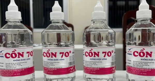Bóc trần chiêu trò sản xuất cồn y tế giả của Phó Chủ tịch thị trấn ở Hà Nội