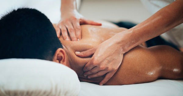 Mát xa cổ vai gáy, người đàn ông liệt luôn 2 chân