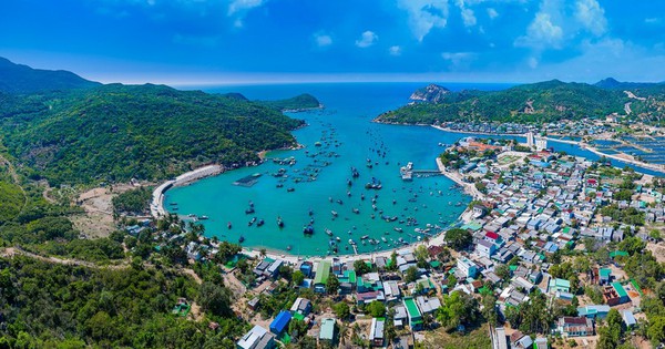Nơi thuộc "vùng ít bão nhất Việt Nam" có khách sạn 6 sao đắt đỏ, sở hữu vườn quốc gia UNESCO công nhận