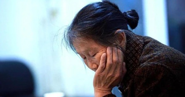 Tôi 67 tuổi, lương hưu 18 triệu đồng/tháng, cho con trai 15 triệu/tháng: Phát hiện các con lương 77 triệu/tháng, con dâu chuyển tiền của tôi cho mẹ ruột, tôi quyết dừng chu cấp!