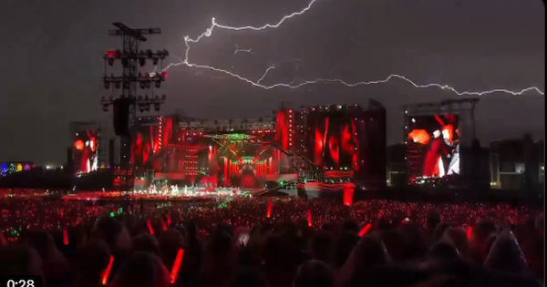 Truyền thông quốc tế nói về cảnh tượng sấm sét chói lòa tại concert Chông Gai, netizen tranh cãi dữ dội