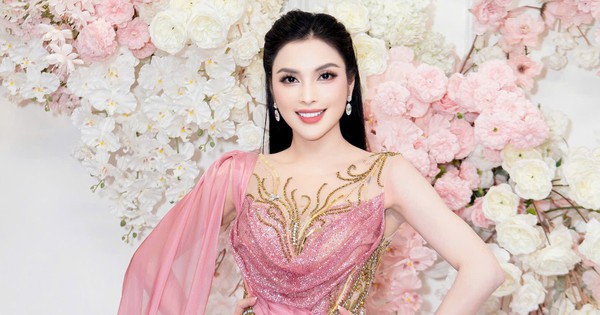 MC Kim Huyền Sâm xuất hiện kiêu sa, khoe vóc dáng "đồng hồ cát"