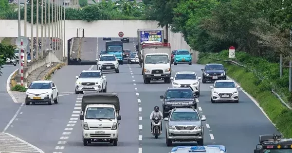 Xe máy tràn vào cao tốc Đại lộ Thăng Long 'né' ùn tắc