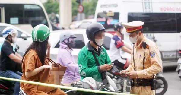 Hơn 1.000 shipper và xe công nghệ vi phạm giao thông trong một tháng