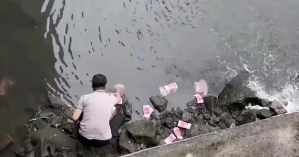 3 tỷ đồng tiền mặt trôi trên sông, người đàn ông lấy túi nilon nhặt về bị cảnh sát triệu tập: “Tiền là của một doanh nhân bị tâm thần”