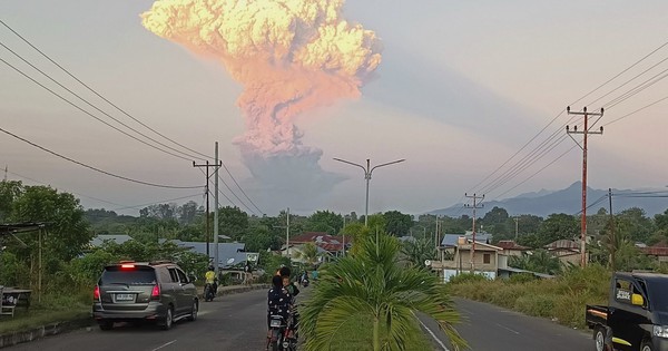 Núi lửa Indonesia phun trào, nhiều chuyến bay bị hủy