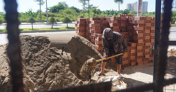Vừa trộn xong mẻ vữa, chồng chết lặng nghe vợ báo tin 600 triệu đồng chuẩn bị cho con trai đi du học đã bị lừa mất sạch