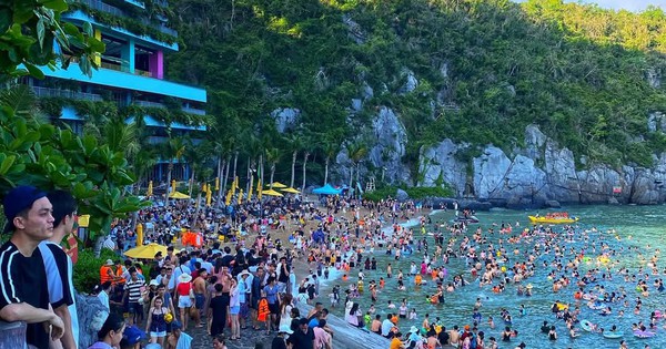 Cảnh tượng đông nghịt tại một bãi biển miền Bắc ngày cuối tuần: "Mùa hè đã thật sự đến rồi"!