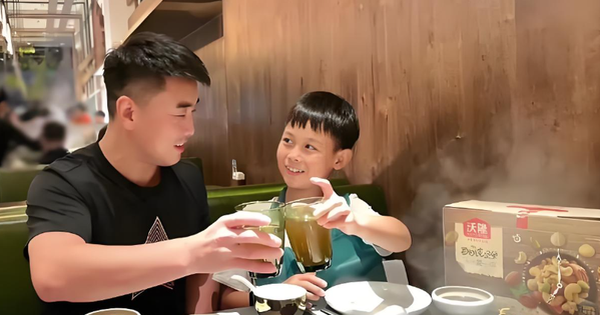 2 bố con trò chuyện trong quán ăn, khách bàn bên nghe được 1 câu, vội đăng lên MXH: Cách dạy con này lạ quá!