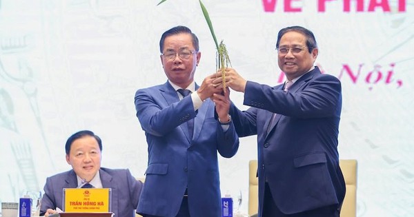 Tặng Thủ tướng món quà 1.247 hạt, ông Trần Mạnh Báo đề xuất gì trong lĩnh vực “xương sống” của kinh tế?