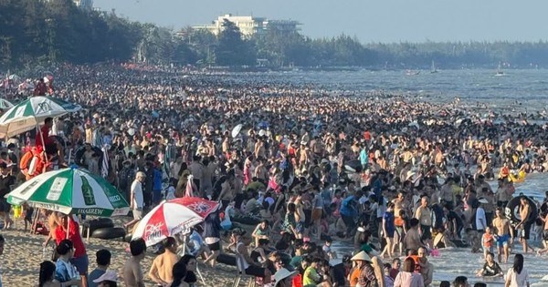 Cảnh tượng kín đặc người ở một bãi biển đang hot nhất nhì miền Bắc, nghe lý do nhiều người phải thừa nhận