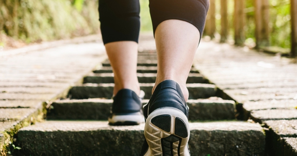 Sai lầm khi đi bộ khiến chị em "già nhanh không tưởng"