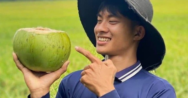 Bật khóc khi nhắc về nghề xe ôm, Lê Tuấn Khang 'đám giỗ bên cồn' gây tranh cãi