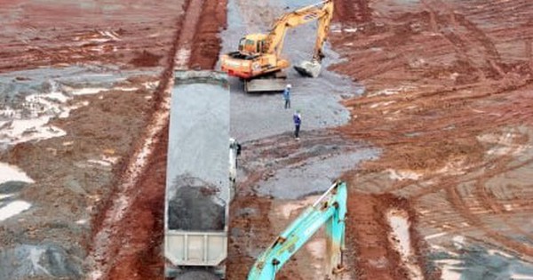 Tấp nập thi công đường băng số 2 tại siêu dự án sân bay Long Thành