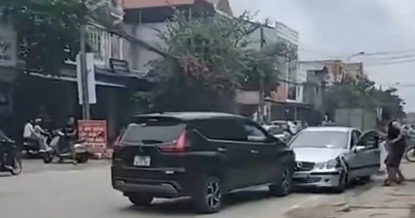 VIDEO: Tài xế Xpander dùng xe mình "ghìm" xe Mercedes có tài xế bất tỉnh trên ghế lái