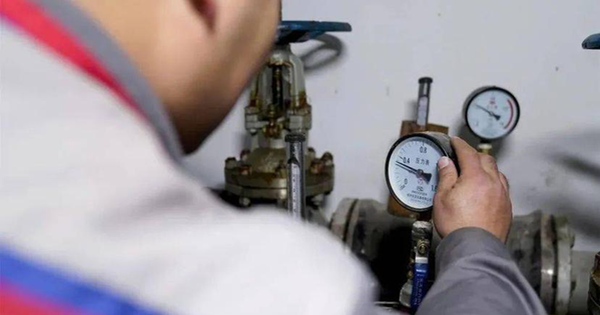 Vắng nhà 1 tháng, về nhận hóa đơn tiền nước 16 triệu đồng, chủ nhà yêu cầu kiểm tra đồng hồ thì được thông báo: Có bất thường từ nhà hàng xóm