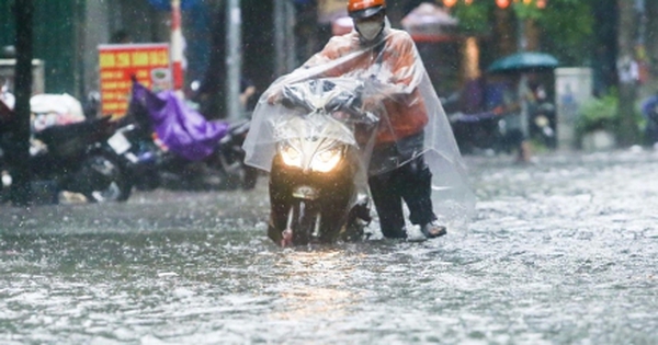 Hà Nội mưa lớn, nguy cơ ngập úng loạt tuyến phố và dự báo thời tiết 10 ngày