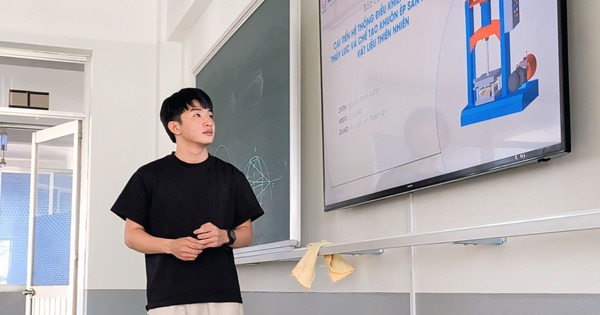 "Hành trang của con chỉ có niềm tin của mẹ và cuốn sổ hộ nghèo" - 1 phút phát biểu khiến cả hội trường bật khóc