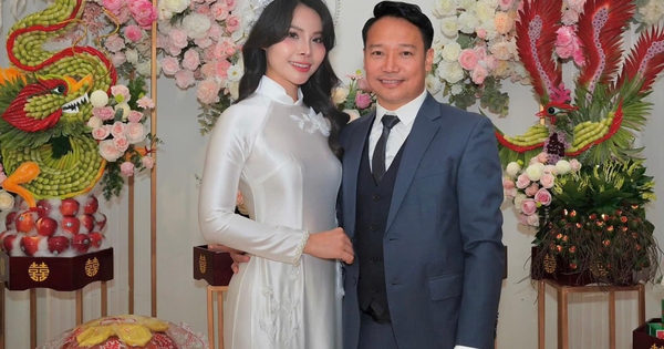 HLV Vũ Hồng Việt vô địch V.League liền cưới vợ lần 2, cô dâu là BTV xinh đẹp VTV, Văn Hậu phải khen đỉnh quá!