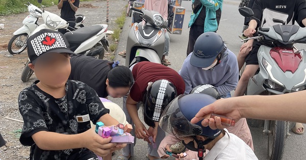 Hàng nghìn thỏi son bị đổ bỏ ven đường ở Hà Nội, người dân vô tư nhặt mang về dùng: "Nãy tôi dùng rồi, có sao đâu"