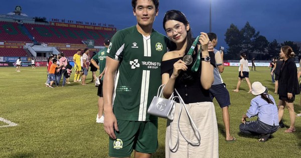 Hotgirl ngân hàng tình tứ bên “nam thần” U23 Việt Nam, visual phát sáng, body mẹ bỉm vẫn đỉnh không kém thời son rỗi