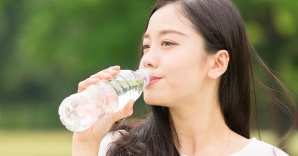 Nước ở nhiệt độ phòng hay nước lạnh tốt cho sức khỏe hơn?