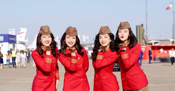 Tiếp viên hàng không Vietjet nổi bật giữa Paris Air Show 2025