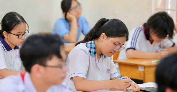 NÓNG: Công bố phổ điểm thi lớp 10 tại TP HCM, 448 điểm 10 tiếng Anh, 36 điểm 10 toán