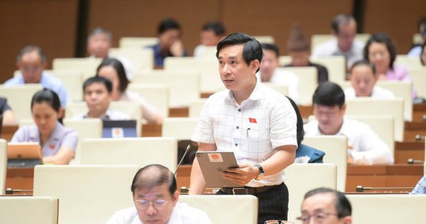 Đại biểu Nguyễn Văn Cảnh lần thứ 2 tha thiết đề xuất quy tắc "dây kéo áo" để giảm tắc đường