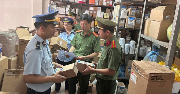 Cảnh sát bất ngờ kiểm tra một công ty