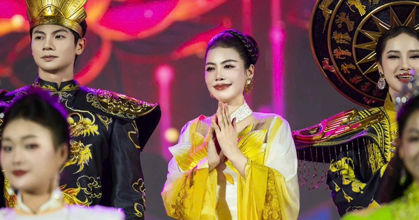 NTK Thoa Trần gây ấn tượng với “cánh sen phát sáng” dưới cơn mưa