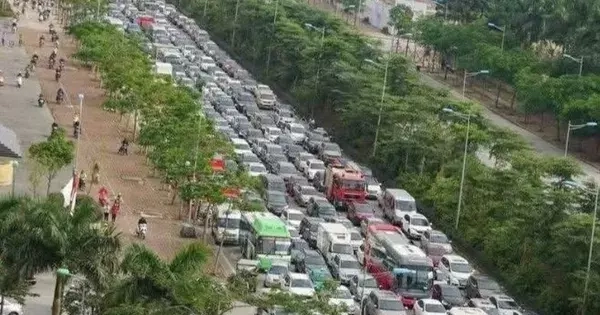 Ùn ứ trên 2 tuyến đường vừa dựng hàng rào cứng phân làn ô tô, xe máy tại Hà Nội