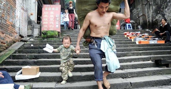Cặp cha con trong bức ảnh “cõng cả thế giới trên vai vì con” bây giờ ra sao?