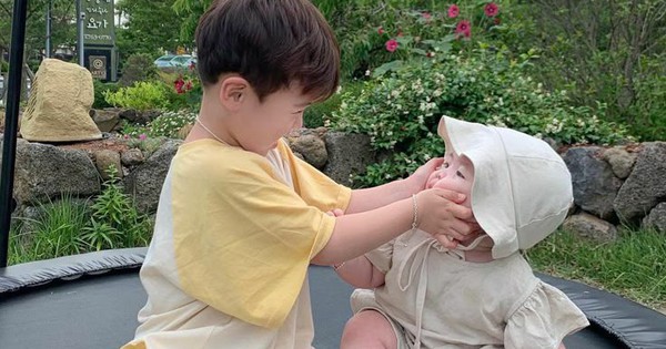 Nếu con đặc biệt thích chơi với anh chị lớn hơn, xin chúc mừng bố mẹ vì con là 1 em bé có TRÍ TUỆ XÃ HỘI phát triển sớm