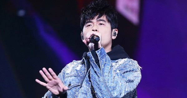 Tranh cãi chuyện mời nam ca sĩ top 1 showbiz về nhà mở concert riêng, netizen chốt “đúng là không có gì ngoài tiền”