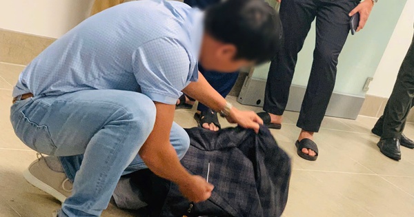 Khi tiếp viên chuyến bay từ nước ngoài về hỏi trong túi màu đen có gì, nam hành khách nói có bom
